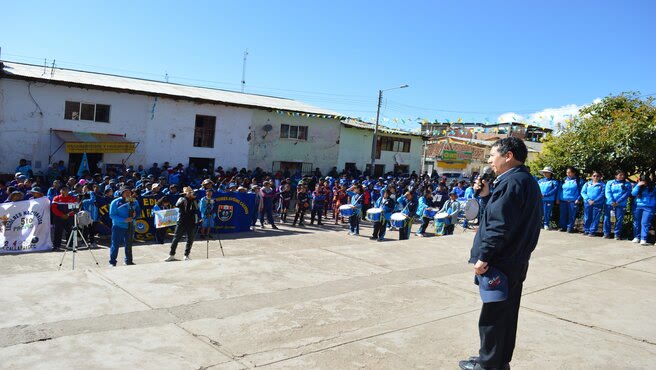 Estudiantes y delegaciones formados en la ceremonia de apertura de los Juegos Escolares en Huaccana
