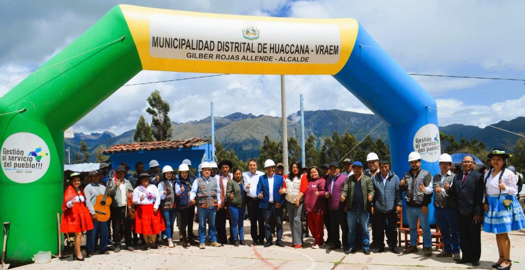 Autoridades, docentes y comunidad de Pumachuco en la colocación de la primera piedra de la I.E. 54223