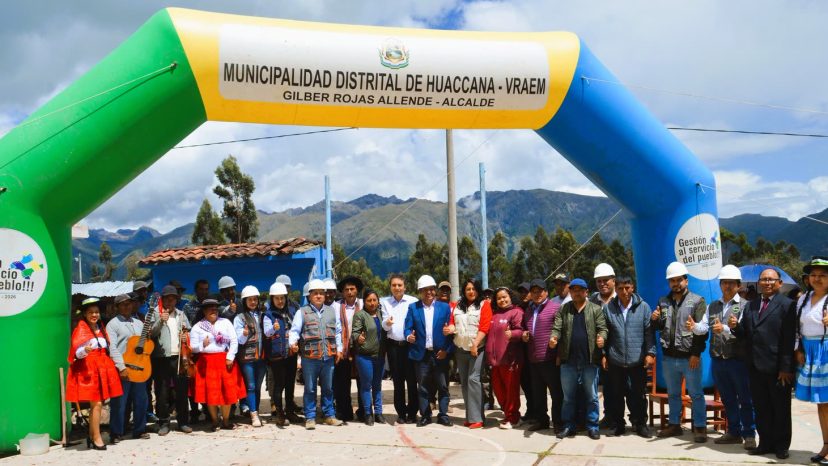 Autoridades, docentes y comunidad de Pumachuco en la colocación de la primera piedra de la I.E. 54223
